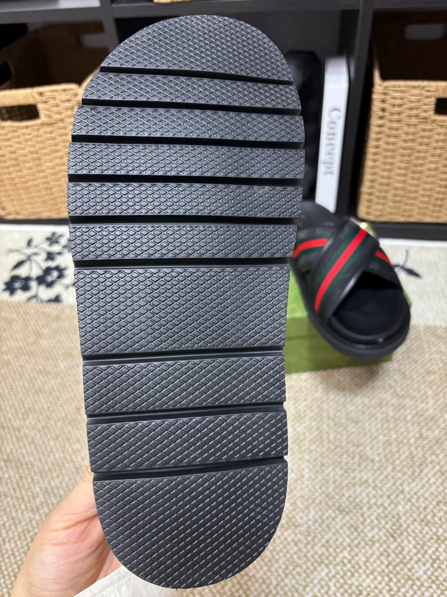 Factory 💰 300 yuan Gucci slippers] high-end men's shoes brand official website 1:1 latest masterpiece: original mold customization, the fabric is made of imported original materials, upgraded outsole, lighter and non-slip. The market's top quality, simple yet tasteful, a must-have for fashionistas, fashionable at your feet, full of confidence, the same style at the counter 👍The season of summer slippers is here. Code: 38-45 (45 customized)